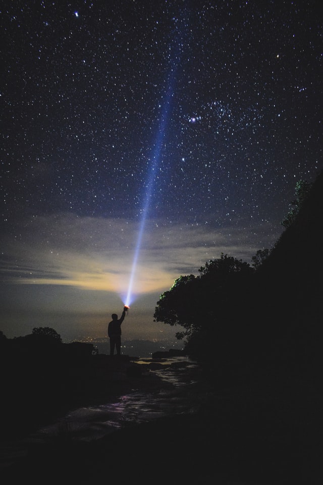Guide to buying a torch for trekkings by halaka gamage om unsplash ay Knuckles Sri Lanka