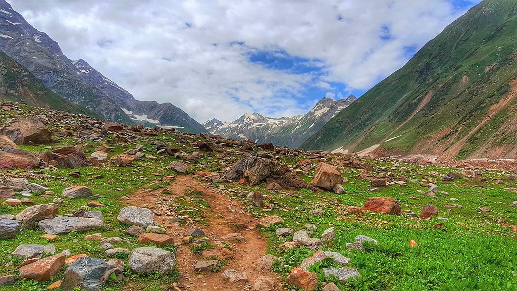 guide to pakistan trekking holidays - ansoo lake - image from cc commons wikipedia