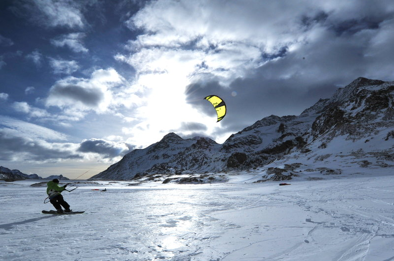 Livigno snowkiting Bernina pass Switzerland to Lago Bianco near Livigno image courtesy of www.kitesailing.ch