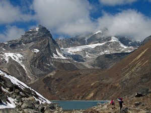 Happy hiking & walking weight loss: 5 trekking health benefits Wikimedia image of the Himalayas by McKay Savage