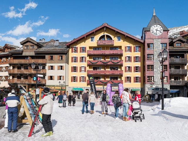 Review of Les Arcs spring snowboarding holiday in Arc 1950 outside jardins du cascade
