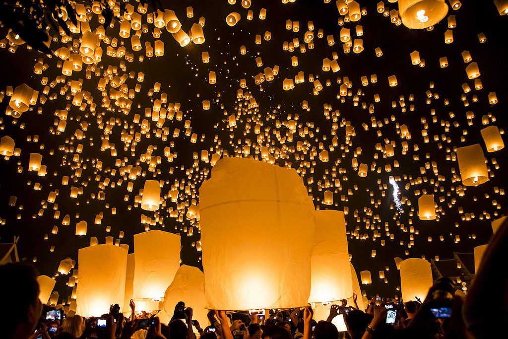 Chiang Mai Loy Krathong festival of light flickr image by John Shedrick