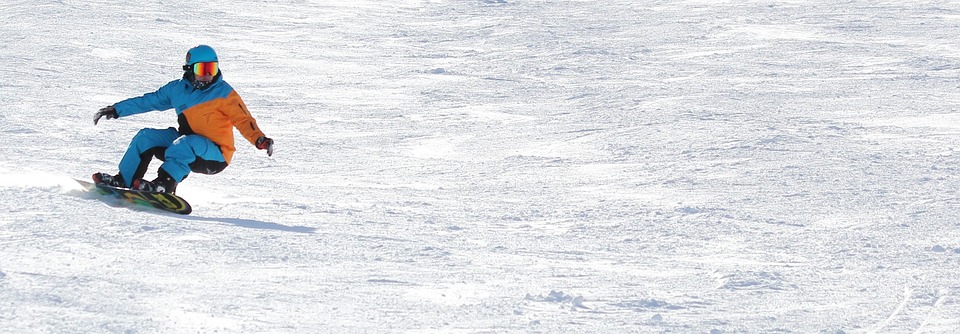 Carving one of the 28 Styles and types of snowboarding Pixabay royalty free image