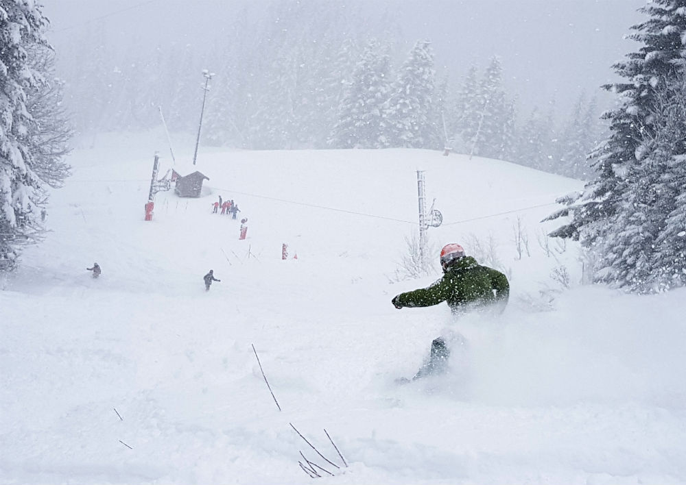Learn French on a ski holiday in Morzine snowboarding in Chatel
