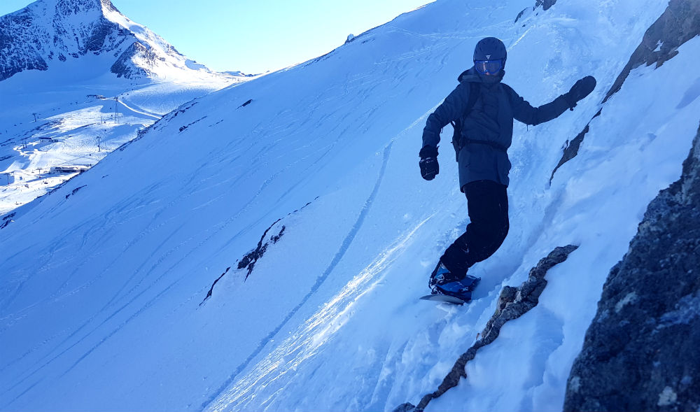 Sketchy traverse while backcountry snowboarding in Kitzsteinhorn Kaprun