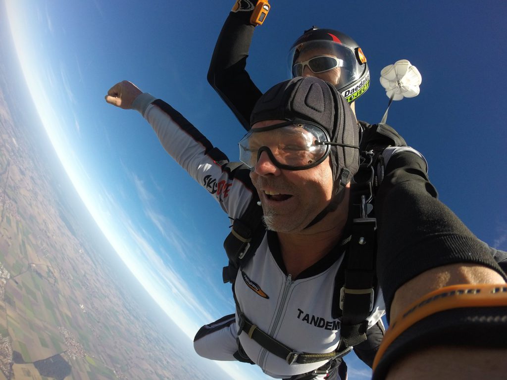 Guide to tandem skydive prices worldwide Pixabay royalty free image