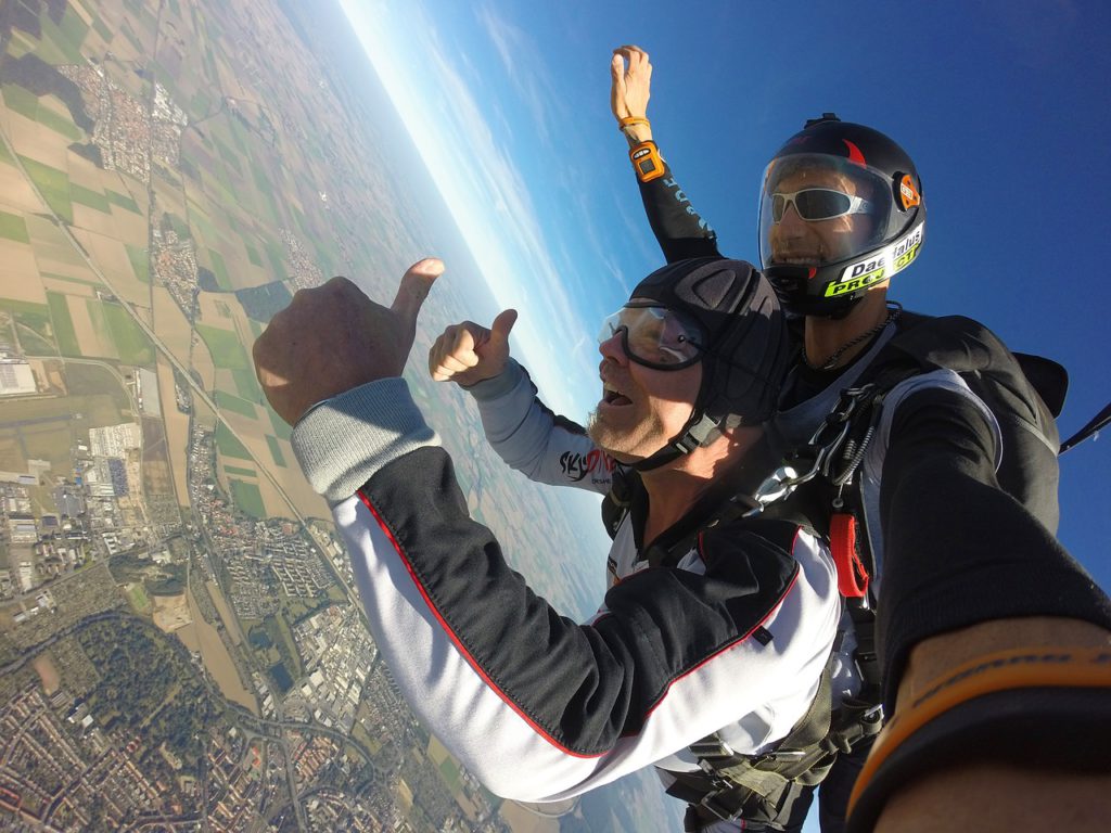 How much does skydiving cost Pixabay royalty free image
