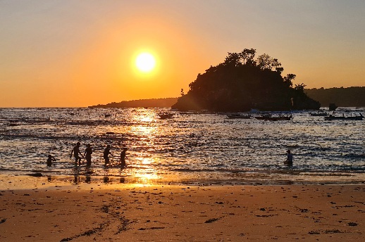 Sunset Crystal Bay during indonesia divemaster course in Nusa Penida Photo by Cara Rees