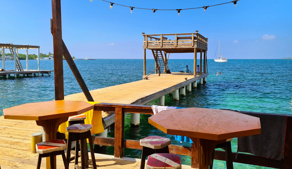 Mango Inn Resort bar and jetty in Utila