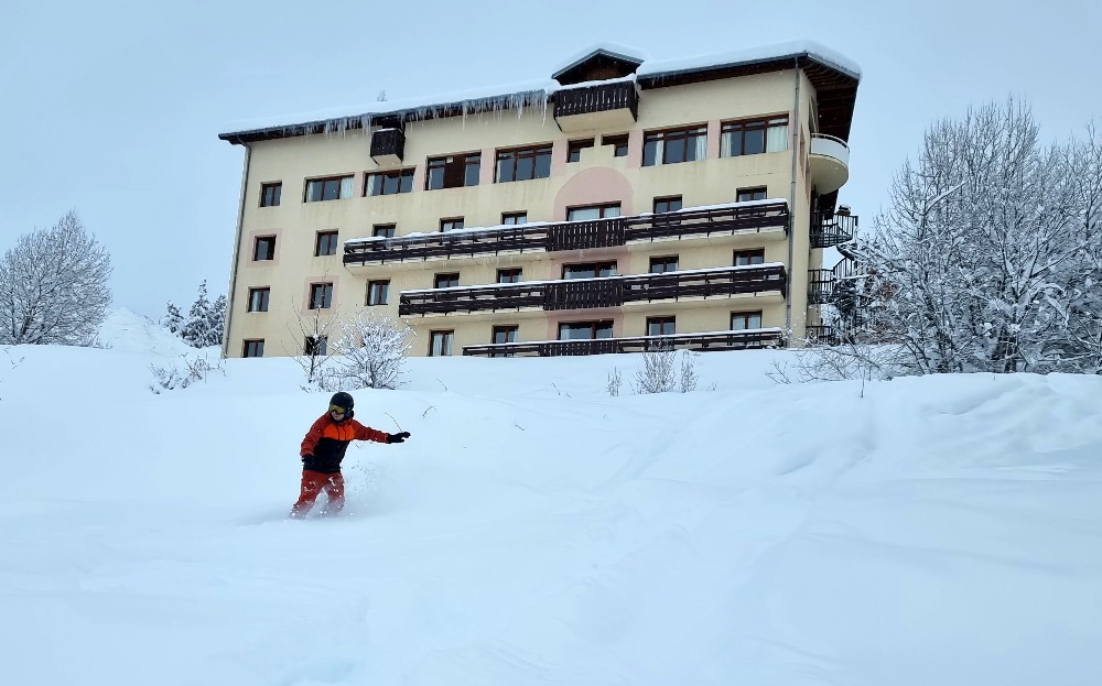 Review of ho36 hostel powder out of the back door