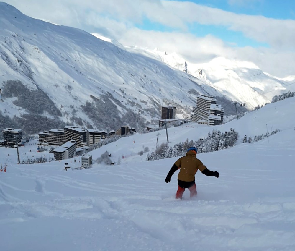 Snowboarding down into Les Menuires
